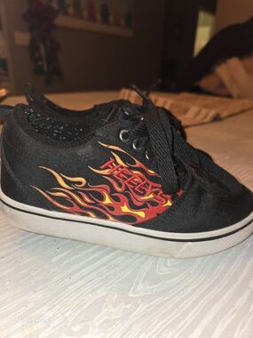 Heelys Black Sneakers with Red & Yellow Flame Graphic Kids Sz 2 Youth